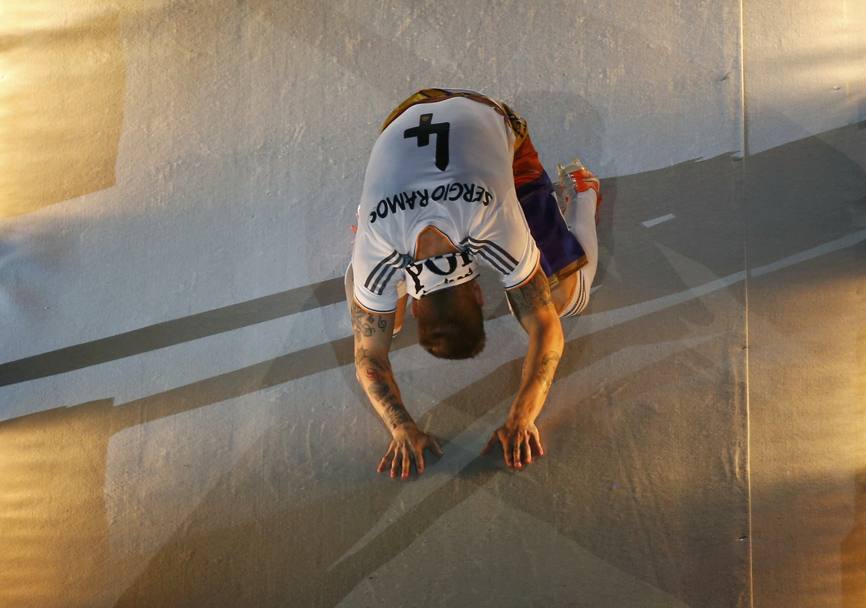 Sergio Ramos s’inchina al pubblico del Bernabeu. Afp